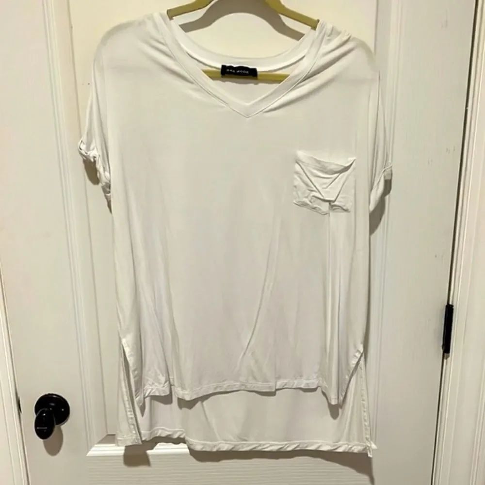 New Rae Mode White V-neck T-shirt with pocket oversized